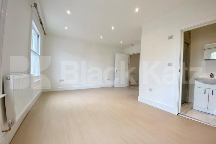 Newly Refurbished Georgian house with terrace Hugh Street , Victoria